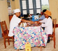 Nâng cao vai trò của điểm kính hiển vi xã trong quản lý sốt rét tại tuyến y tế cơ sở