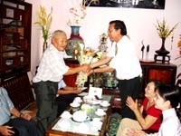 Viện Sốt rét-KST-CT Quy Nhơn tổ chức gặp mặt các Thầy thuốc Nhân dân và Thầy thuốc Ưu tú nhân dịp Ngày Thầy thuốc Việt Nam 27-2-2007