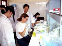 Đoàn chuyên gia của Tổ chức Y tế thế giới và Trường Đại học Valencia-Tây Ban Nha phối hợp với Viện Sốt rét-KST-CT Quy Nhơn khảo sát đánh giá tình hình bệnh sán lá gan lớn