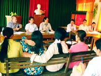 Chuyên gia Dự án phòng chống sốt rét cho dân tộc thiểu số ADB/WHO làm việc tại điểm nghiên cứu huyện Khánh Vĩnh, tỉnh Khánh Hòa