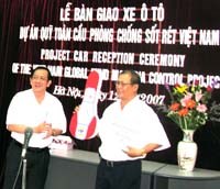 Ban Quản lý Dự án Quỹ toàn cầu Phòng chống sốt rét Trung ương tổ chức Lễ bàn giao xe ô tô cho các đơn vị tham gia Dự án