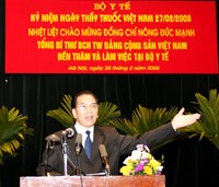 Tổng Bí thư Nông Đức Mạnh đến thăm và làm việc nhân ngày Thầy thuốc Việt Nam tại Bộ Y tế