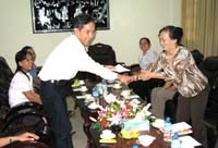 Viện Sốt rét-Ký sinh trùng-Côn trùng Quy Nhơn tổ chức gặp mặt các gia đình thương binh và liệt sĩ công tác tại Viện nhân ngày 27-7