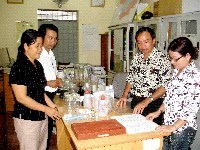 Viện Sốt rét-KST-CT Quy Nhơn hỗ trợ kỹ thuật và trang thiết bị nghiên cứu các bệnh giun sán tại hai tỉnh Tây Nguyên