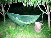 Phòng muỗi truyền bệnh sốt rét khi ngủ võng