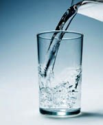 Dùng nước khoáng thường xuyên: Tốn tiền, hại cơ thể