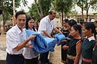 Trung tâm Y tế Thành phố Kon Tum tổ chức cấp phát màn và tẩm hóa chất diệt muỗi cho nhân dân vùng sốt rét lưu hành