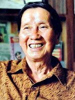 Nhạc sĩ Phạm Tuyên với phần thưởng Huân chương lao động từ bài hát “Như có Bác Hồ trong ngày vui đại thắng”