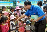 Đoàn viên thanh niên Viện Sốt rét-KST-CT Quy Nhơn tham gia chiến dịch hè tình nguyện tại Tây Nguyên