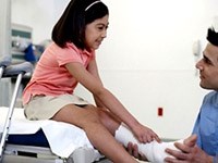 Phải làm gì khi bị gãy xương tay, chân ?