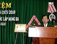 Viện Sốt rét-KST-CT Quy Nhơn chúc mừng Viện VSDT Tây Nguyên 35 năm thành lập và đón nhận Huân chương Độc lập hạng Ba