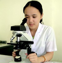 Y tế thôn bản có được điều trị sốt rét ác tính không và cách xử trí khi bị vỏ trấu bắn vào mắt ?