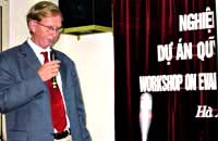 Tiến sĩ Ron P. Marchand-một chuyên gia Hà Lan suốt đời tận tụy với công tác phòng chống sốt rét và chăm sóc sức khỏe cho nhân dân Việt Nam