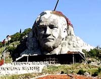 Những bức tượng tạc vào núi nổi tiếng thế giới