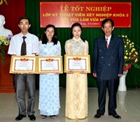 Viện Sốt rét-KST-CT Quy Nhơn tổ chức Lễ tốt nghiệp Kỹ thuật viên xét nghiệm trung học chuyên khoa khóa 3 hệ vừa làm vừa học (2009 -2011)