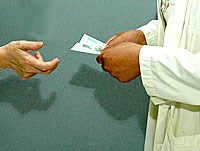 Chiếc phong bì và đạo đức của người thầy thuốc