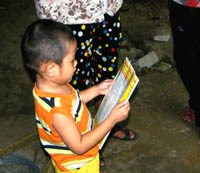 Nghệ An:Cháu bé 3 tuổi chưa đi nhà trẻ đã biết đọc sách báo