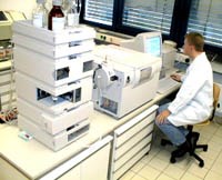 Ứng dụng hệ thống máy sắc ký lỏng cao áp (HPLC) và sắc ký lỏng ghép khối phổ (HPLC/MS) trong kiểm tra chất lượng và đánh giá kháng thuốc  