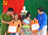 Đoàn Viện Sốt rét-KST-CT Quy Nhơn tổ chức tình nguyện khám chữa bệnh tại huyện Vân Canh, Bình Định.