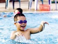 Bơi giỏi để không đuối nước và biết sơ cấp cứu để cứu người khác 