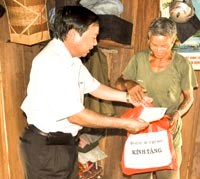 Viện Sốt rét - Ký sinh trùng-Côn trùng Quy Nhơn thăm, tặng quà cho gia đình chính sách và khám, chữa bệnh miễn phí cho người dân xã Vĩnh Kim huyện Vĩnh Thạnh, tỉnh Bình Định.