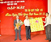 Cựu học sinh kỹ thuật xét nghiệm công tác tại Viện Sốt rét-KST-CT Quy Nhơn tổ chức gặp mặt tri ân thầy cô giáo nhân ngày 20-11