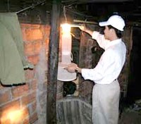 Dùng bẫy đèn bắt muỗi truyền bệnh sốt rét để nghiên cứu