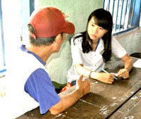 Đoàn Viện Sốt rét-KST-CT Quy Nhơn khám chữa bệnh và phát thuốc cho người dân thôn Hải Giang, xã Nhơn Hải, thành phố Quy Nhơn