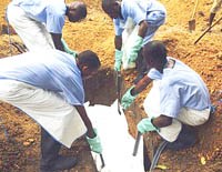 Các nhân viên y tế đương đầu với những mối nguy hiểm từ dịch bệnh Ebola