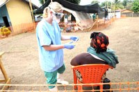 Cần nhiều nhân viên y tế hơn trong cuộc chiến chống lại dịch bệnh Ebola 