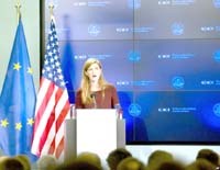 Đặc sứ Mỹ báo cáo nhiệt độ hai lần hàng ngày sau khi viếng thăm Tây Phi 