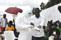 Sự gia tăng số ca mắc và tử vong do Ebola trong cuộc đua với vac xin phòng bệnh
