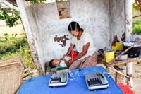 Tổ chức phi chính phủ (NGO) khám phá việc tẩm hóa chất diệt trên quần áo phòng chống muỗi đốt