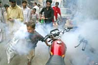 Đường dây nóng qua điện thoại ở Pakistan dự báo các vụ dịch sốt xuất huyết