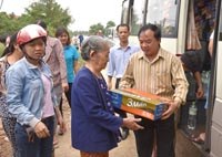 Viện Sốt rét-KST-CT Quy Nhơn ủng hộ cứu trợ bão lũ và tặng quà cho người dân tỉnh Bình Định.