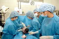 Chăm sóc bà mẹ, trẻ sơ sinh trong và ngay sau mổ lấy thai