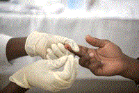 Các test chẩn đoán nhanh (RDTs) sốt rét gắn với tăng sử dụng thuốc kháng sinh