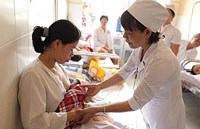 Nuôi con bằng sữa mẹ: cần truyền thông đẩy mạnh hơn nữa