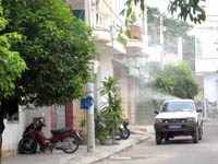 Phun hóa chất diệt muỗi sốt xuất huyết bằng máy phun đặt trên xe ô tô