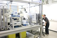 Robot nhân tạo thông minh phát hiện ra thành phần trong kem đánh răng có thể giúp chống sốt rét kháng thuốc