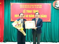 Lễ trao tặng huy hiệu 40 năm tuổi Đảng cho PGS.TS Nguyễn Văn Chương-Nguyên Bí thư Đảng ủy, Nguyên Viện trưởng Viện Sốt rét-KST-CT Quy Nhơn