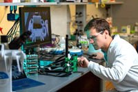 ​​Thiết bị mô phỏng da người dùng da nhân tạo và máu tươi giúp theo dõi hành vi đốt mồi của muỗi