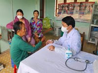 Công đoàn cơ sở Viện Sốt rét-KST-CT Quy Nhơn tổ chức khám bệnh, cấp thuốc và tặng quà cho người dân xã Vĩnh Hòa, huyện Vĩnh Thạnh, tỉnh Bình Định